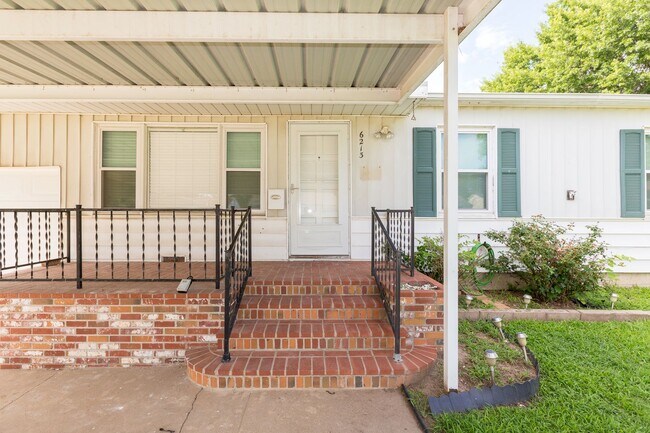Building Photo - 2 Bed / 1 Bath in Tulsa! Ready Mid May!