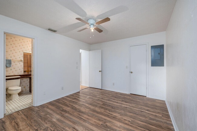 Building Photo - 662 NW Cardinal Dr