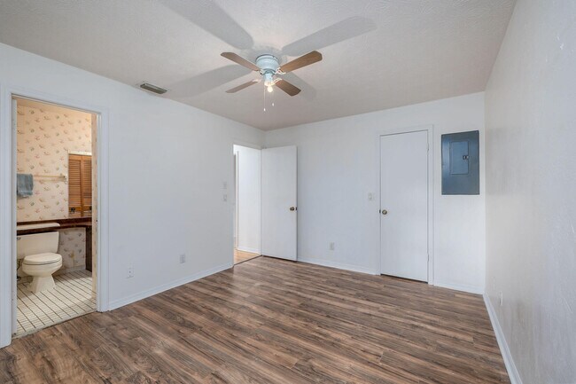 Building Photo - 662 NW Cardinal Dr