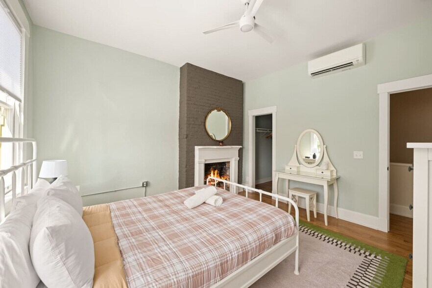 Building Photo - 1918 Vine St