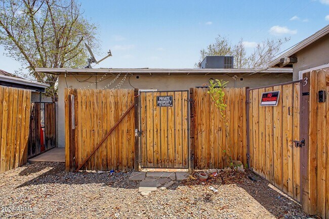 Building Photo - 2135 W Hadley St