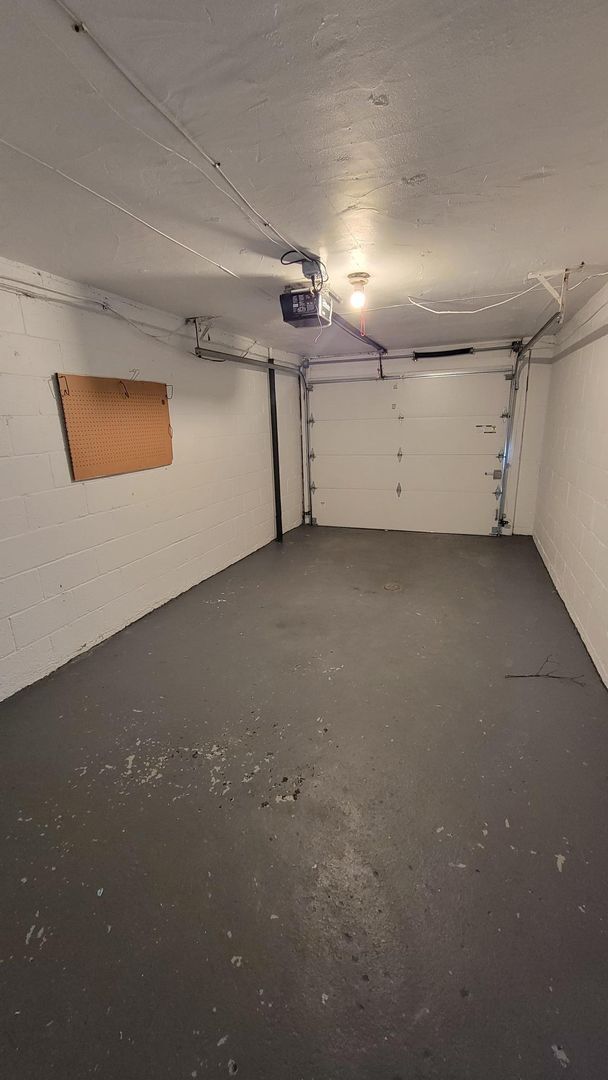 Building Photo - Spacious Three Bedroom Home