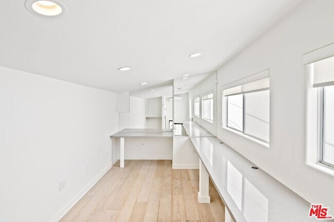 Building Photo - 516 1/2 Hill Street Unit