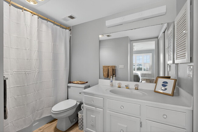 Building Photo - 390 NE Edgewater Dr