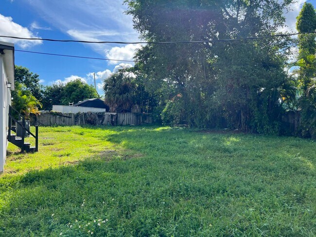 Building Photo - 3880 Home St