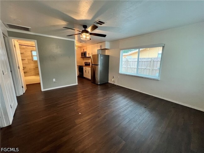 Building Photo - 19113-19115 Holly Rd