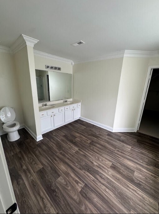 Building Photo - Spacious 3200+ sq. ft. home with large kit...
