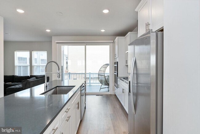 Building Photo - 1747 Riverbluff Ave