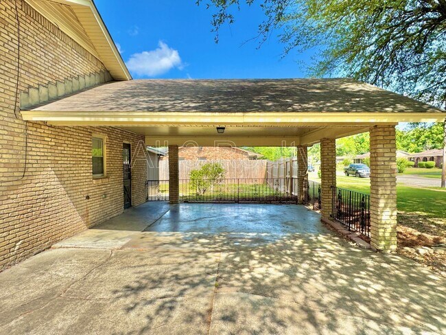 Building Photo - 2311 Cottingham Dr