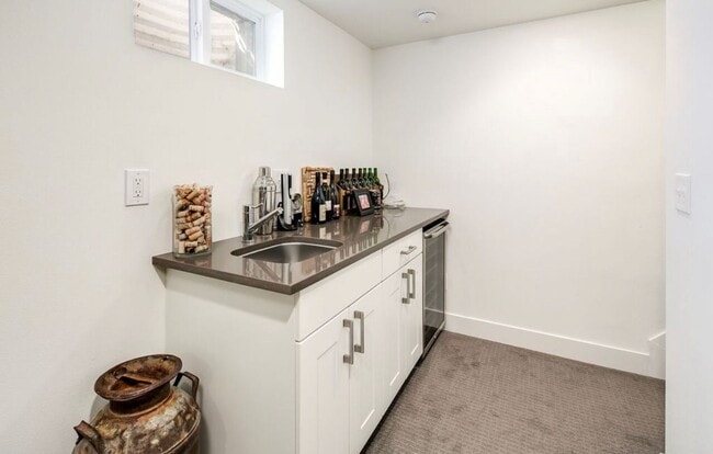 Building Photo - LOHI DUPLEX AVAILABLE IN MARCH