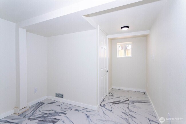 Building Photo - Beautifully Renovated 4-Bedroom Home in De...