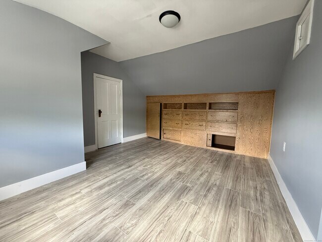 Building Photo - 1402 Waterbury Rd