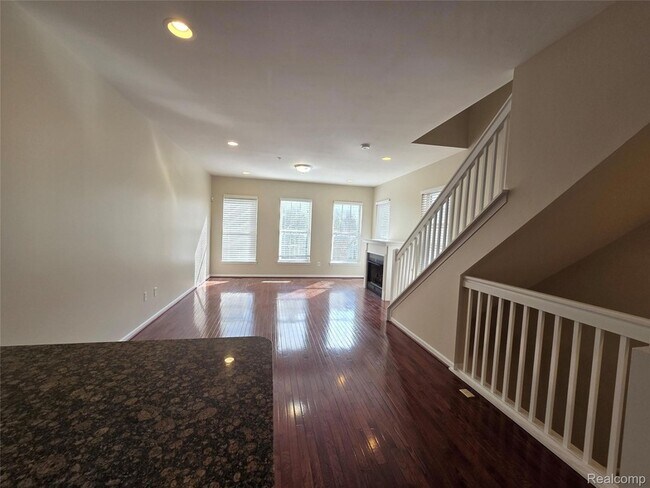 Building Photo - 526 Graten St
