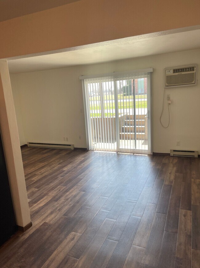 Building Photo - Immaculate Updated 1 and 2 Bedrooms with 1...