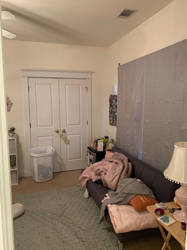 Building Photo - Four Bedroom Near Downtown Available for P...