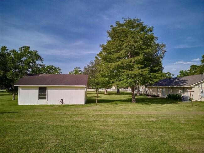 Building Photo - 902 Clover Ridge Ave