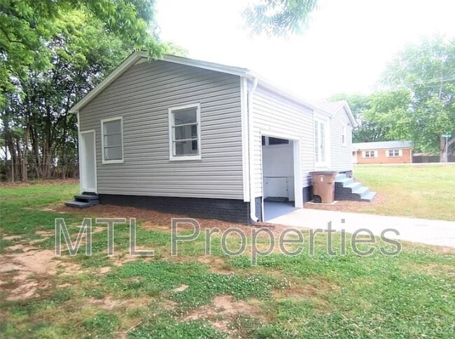 Building Photo - 1722 Kings Rd