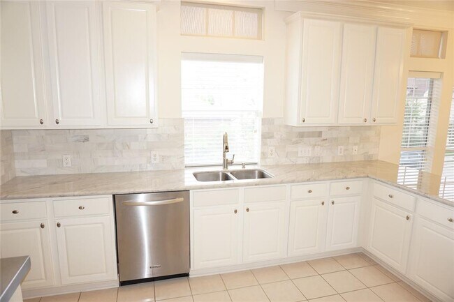 Building Photo - 1942 Fairview St