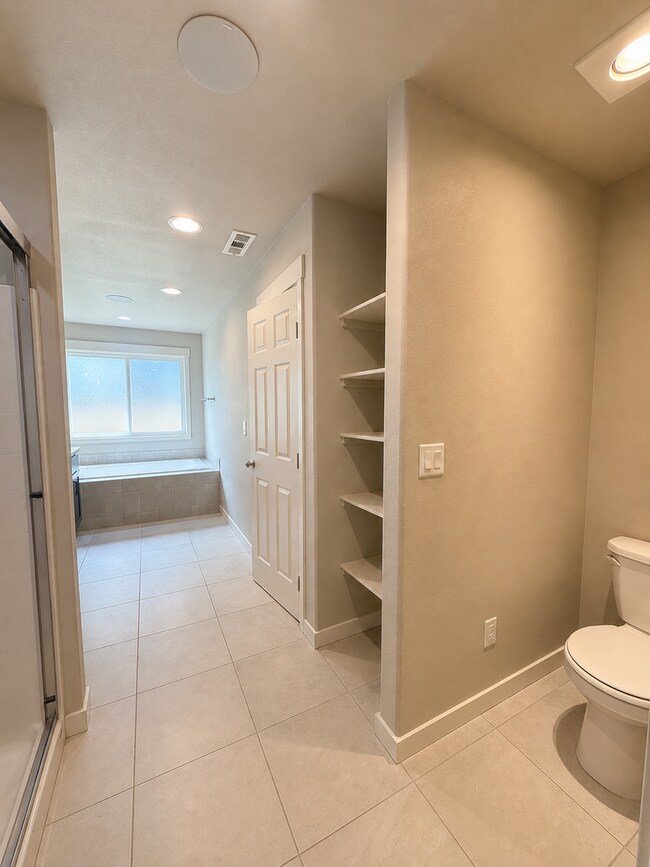Building Photo - Beautiful Three Bedroom in Pasco Near Chiawana High School