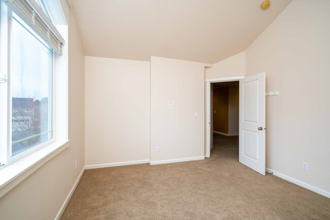 Building Photo - 3+ Bedroom 2.5 Bath with Office and Bonus Room - Indoor Play Structure - North Salmon Creek