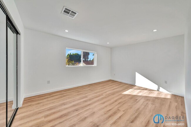 Building Photo - 11845 Hamlin St