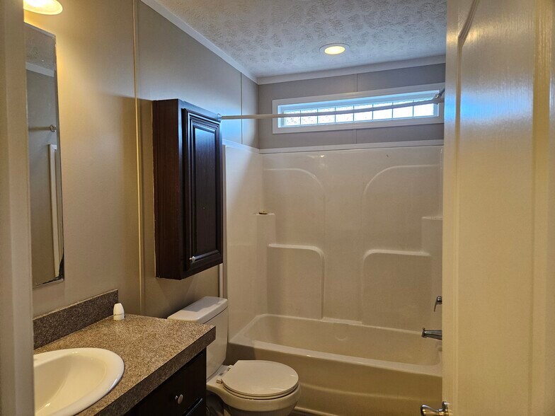 Building Photo - 60 Lynnwood Cir