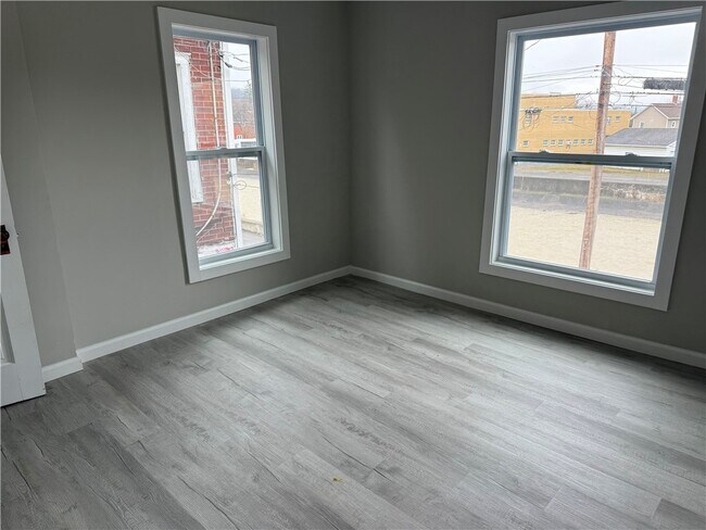 Building Photo - 14 Willow Pl