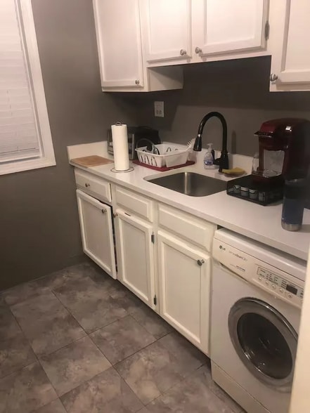 Kitchen - 4360 N Pershing Dr