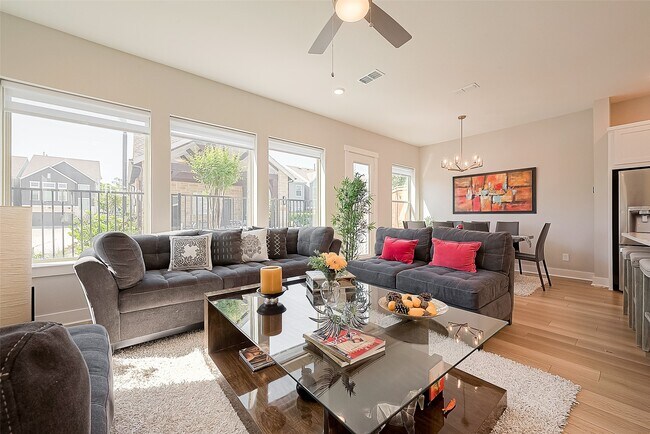 Building Photo - 10915 Brambling Wood Dr