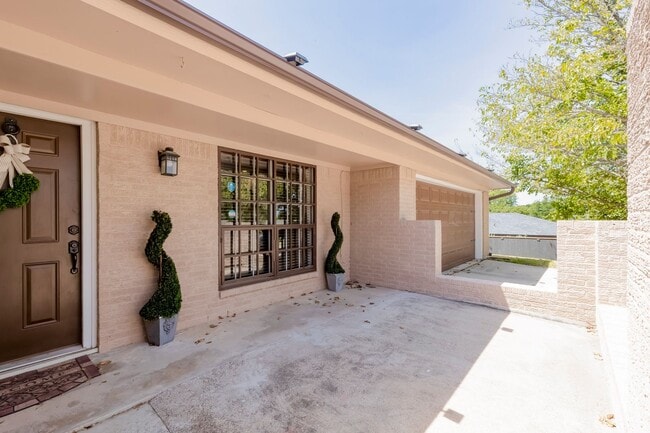 Building Photo - 906 Tammy Dr