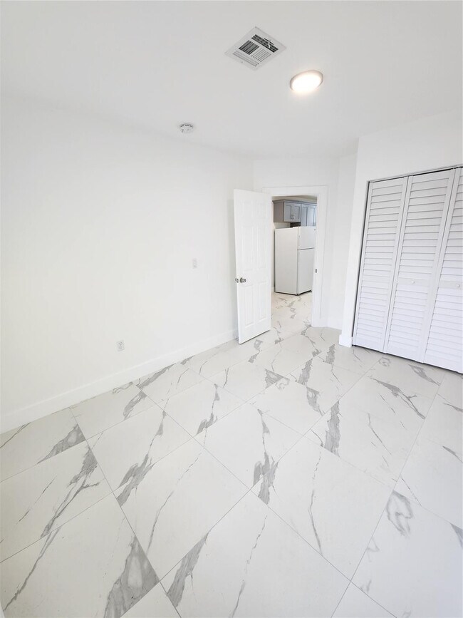 Building Photo - 2466 Lincoln St