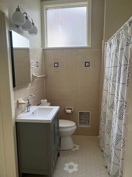 Full bath 2 - 1436 Louisiana Avenue