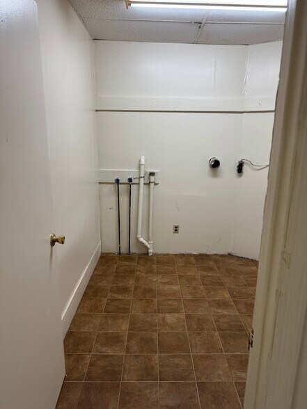 Washer/dryer hookup - 414 E 2nd St