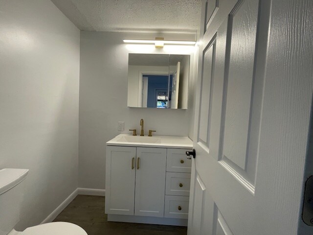 Building Photo - 2527 Riverside Dr