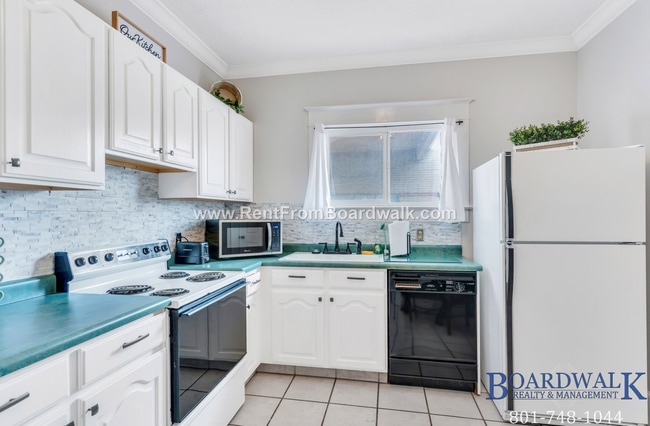 Building Photo - Charming Tooele Rambler with HUGE backyard!