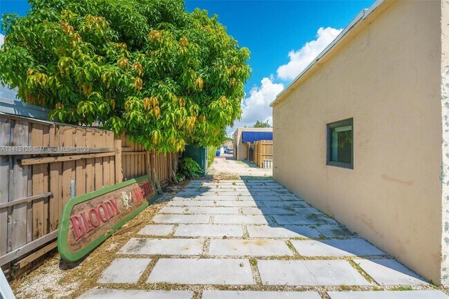 Building Photo - 3010 SW 25th St