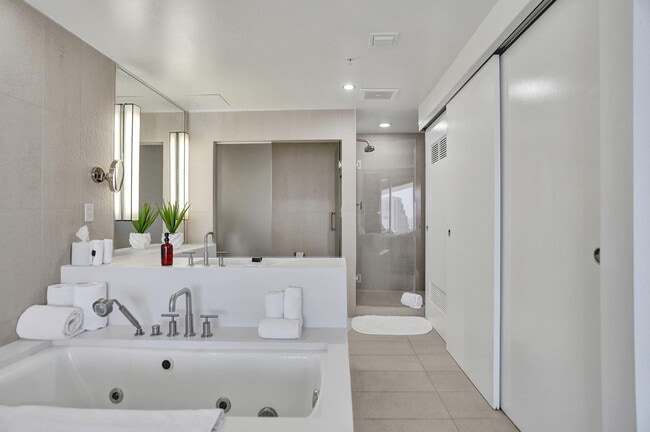 Building Photo - 3101 Bayshore Dr