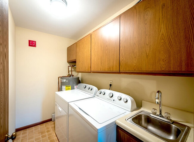 Building Photo - 6920 Mariner Dr