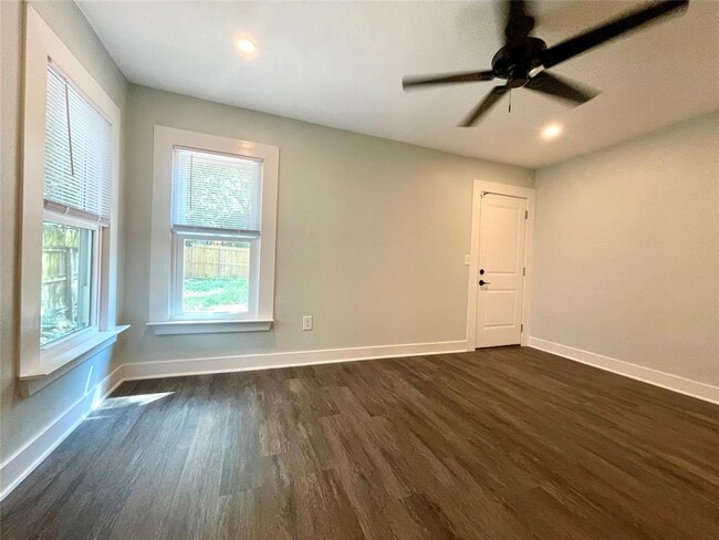 Building Photo - 807 E Riverside Dr