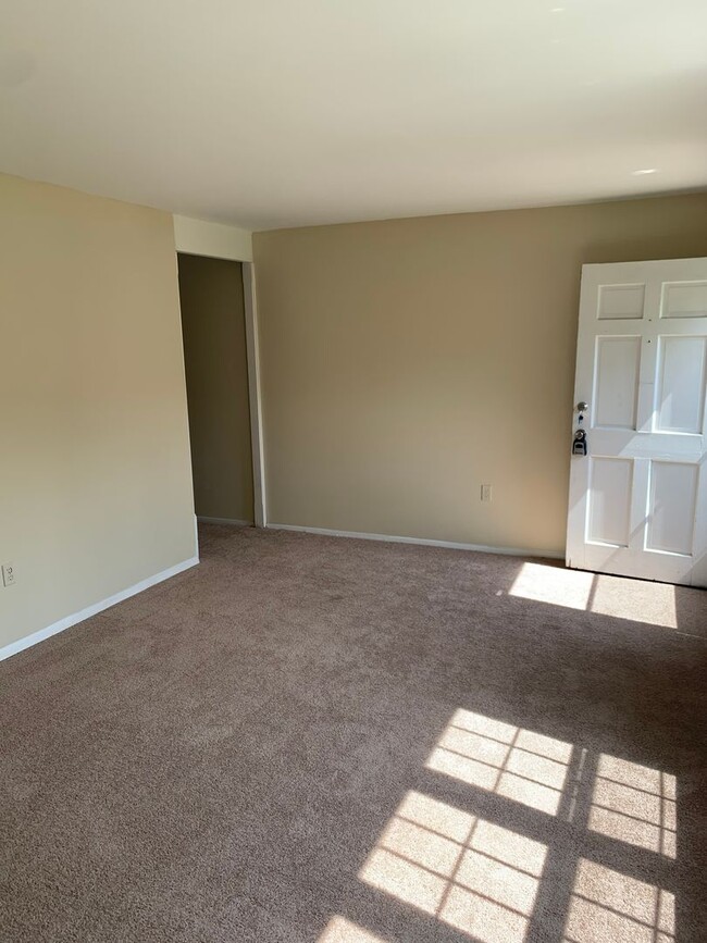 Building Photo - Delightful 2 Bedroom Townhome In the Highl...