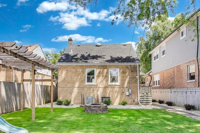 Building Photo - 4118 Prairie Ave