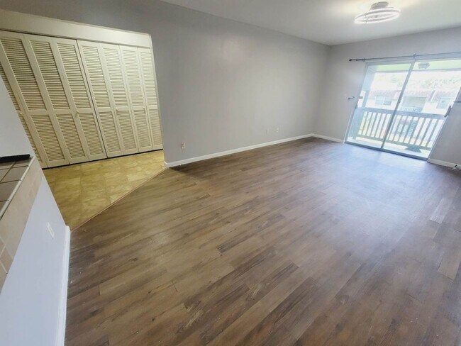 Building Photo - UPDATED 1/1 in Walkable Location w/ Solid Floors, Community Pool, & Washer/Dryer! Avail NOW for $...