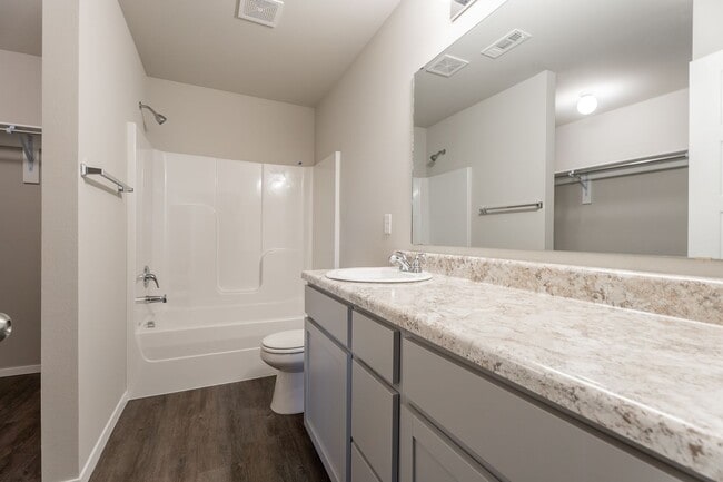 Building Photo - Like New 3-bedroom 2 bath Duplex in Lincol...