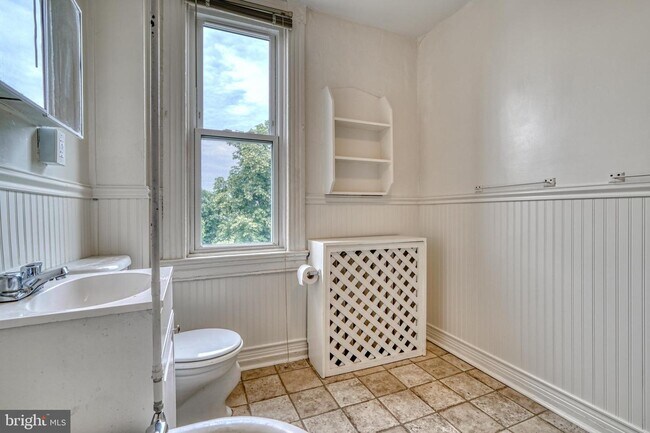 Building Photo - 210 Laurens St