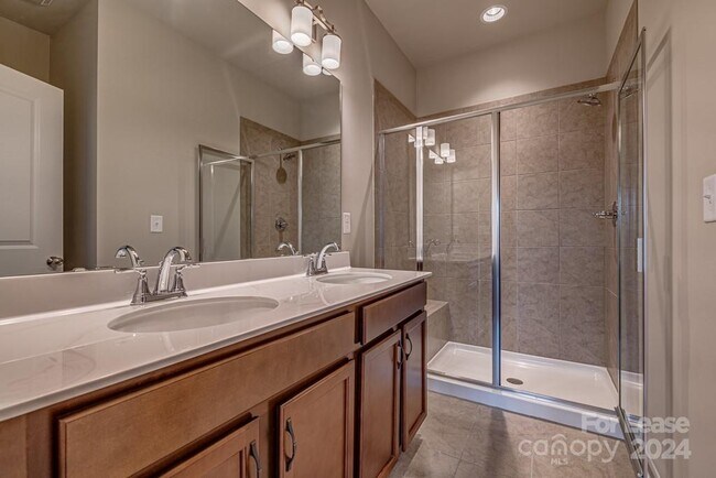 Building Photo - 2209 Silver Cres Dr