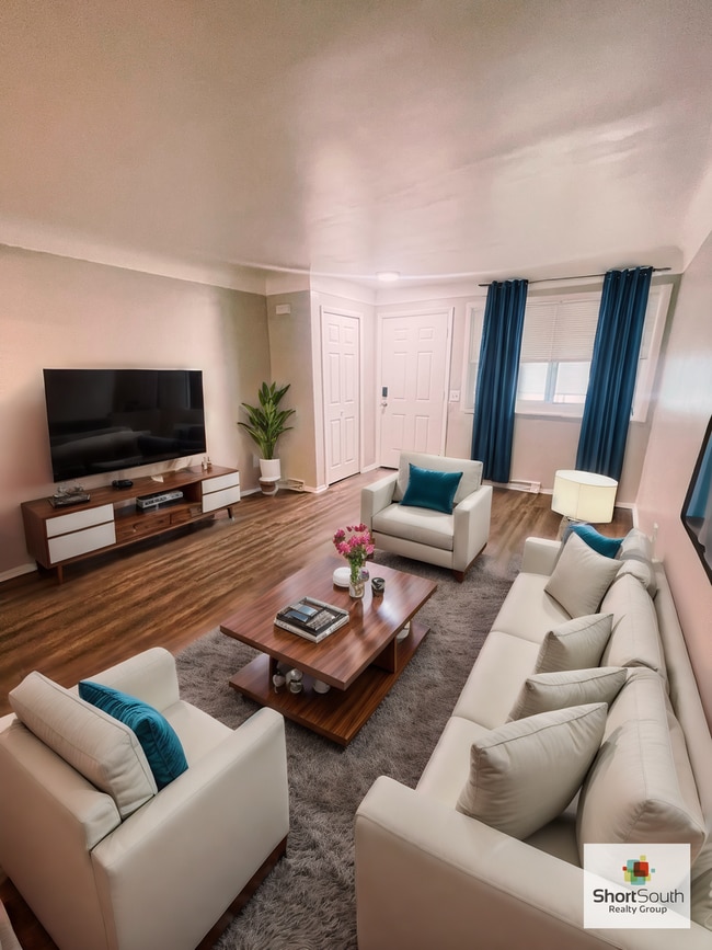 Building Photo - 2 bed 1 bath Duplex Ready for Immediate move in.