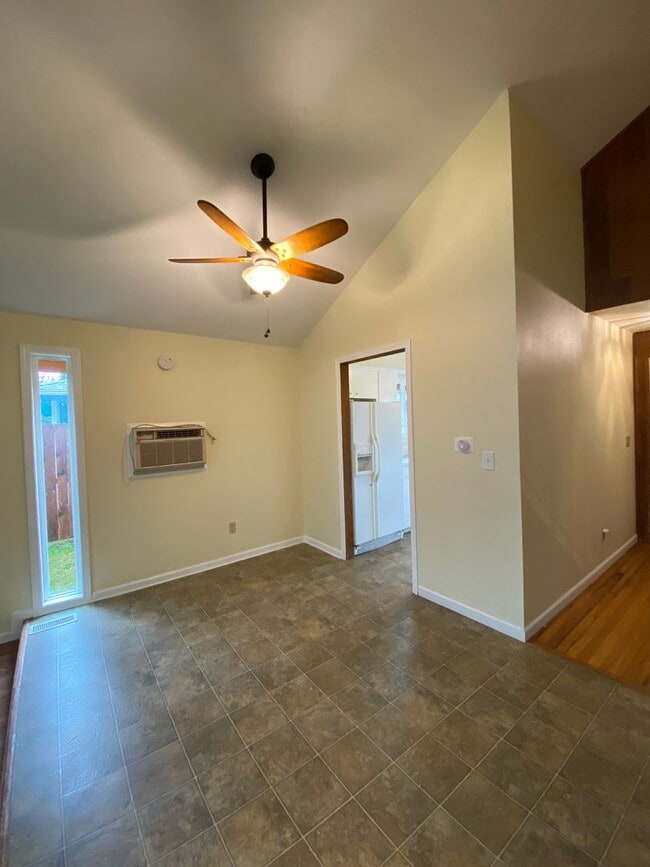 Building Photo - Spacious 4 Bedroom House in South Town!