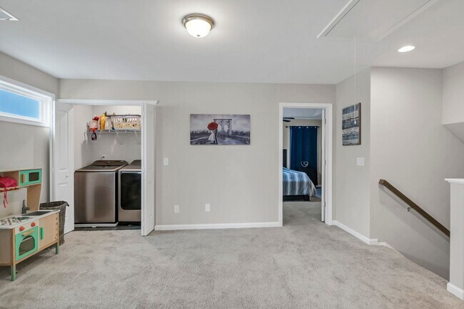 Building Photo - Spacious 5-Bedroom, 3-Bath Home with Modern Features in Elgin!