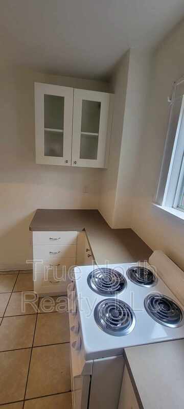 Building Photo - 1683 1/2 Oak Street