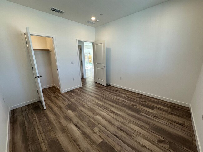 Building Photo - Stunning, Sun-Drenched 4BR + Loft Home in Lakeview – Loaded with Premium Upgrades!